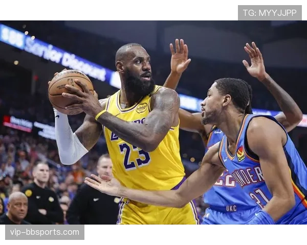 雷霆决胜时刻不盲目抢三分，稳打中距离加罚球掌控比赛节奏